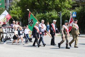 11.07.2021. Kielce. Obchody 78. rocznicy rzezi wołyńskiej. Marsz pamięci ofiar ludobójstwa przed Krzyż Wołyński na Cmentarzu Partyzanckim / Wiktor Taszłow / Radio Kielce