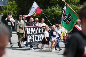 11.07.2021. Kielce. Obchody 78. rocznicy rzezi wołyńskiej. Marsz pamięci ofiar ludobójstwa przed Krzyż Wołyński na Cmentarzu Partyzanckim / Wiktor Taszłow / Radio Kielce