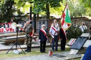 11.07.2021. Kielce. Obchody 78. rocznicy rzezi wołyńskiej. Marsz pamięci ofiar ludobójstwa przed Krzyż Wołyński na Cmentarzu Partyzanckim / Wiktor Taszłow / Radio Kielce