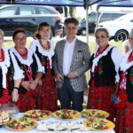 11.07.2021. Mniów. Konkurs na najsmaczniejszą potrawę powiatu kieleckiego. Senator Krzysztof Słoń z kołem gospodyń wiejskich / Wiktor Taszłow / Radio Kielce