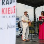 11.07.2021. Staszów. Festyn „Spotkajmy się”. Na zdjęciu (od lewej): Józef Modła - prezes Stowarzyszenia Miłośników Szwejka i Sztuk Wszelakich w Kielcach i Magdalena Sitek - Radio Kielce / Wiktor Taszłow / Radio Kielce