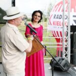 11.07.2021. Staszów. Festyn „Spotkajmy się”. Na zdjęciu (od lewej): Józef Modła - prezes Stowarzyszenia Miłośników Szwejka i Sztuk Wszelakich w Kielcach i Magdalena Sitek - Radio Kielce / Wiktor Taszłow / Radio Kielce