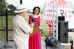 11.07.2021. Staszów. Festyn „Spotkajmy się”. Na zdjęciu (od lewej): Józef Modła - prezes Stowarzyszenia Miłośników Szwejka i Sztuk Wszelakich w Kielcach i Magdalena Sitek - Radio Kielce / Wiktor Taszłow / Radio Kielce