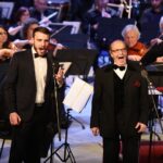 11.07.2021. Busko-Zdrój. Festiwal im. Krystyny Jamroz. Gala finałowa. Na zdjęciu (od lewej): Krystian Ochman – tenor, Wiesław Ochman – tenor / Wiktor Taszłow / Radio Kielce