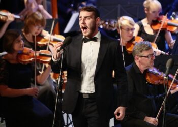 11.07.2021. Busko-Zdrój. Festiwal im. Krystyny Jamroz. Gala finałowa. Na zdjęciu: Krystian Ochman – tenor / Wiktor Taszłow / Radio Kielce