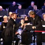 11.07.2021. Busko-Zdrój. Festiwal im. Krystyny Jamroz. Gala finałowa. Na zdjęciu (od lewej): Krystian Ochman – tenor, Mirosław Jacek Błaszczyk - dyrygent / Wiktor Taszłow / Radio Kielce