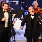 11.07.2021. Busko-Zdrój. Festiwal im. Krystyny Jamroz. Gala finałowa. Na zdjęciu (od lewej): Krystian Ochman – tenor, Wiesław Ochman – tenor / Wiktor Taszłow / Radio Kielce