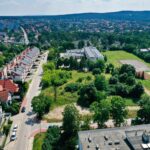 13.07.2021. Kielce. Działka między dawnym szpitalem dziecięcym, a Zespołem Szkół Ekonomicznych nr 2 w Kielcach / Jarosław Kubalski / Radio Kielce