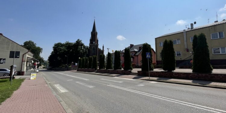 16.07.2021. Iwaniska. Centrum miejscowości / Emilia Sitarska / Radio Kielce