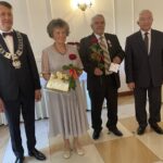 12.07.2021. Mirzec. Jubileusz Złotych Godów. Na zdjęciu (od lewej): Mirosław Seweryn - wójt gm. Mirzec,  Jadwiga i Jan Serafinowie - małżonkowie, Krzysztof Lipiec - poseł PiS / Anna Głąb / Radio Kielce