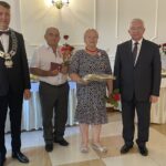 12.07.2021. Mirzec. Jubileusz Złotych Godów. Na zdjęciu (od lewej): Mirosław Seweryn - wójt gm. Mirzec,  Piotr i Jadwiga Koziełowie - małżonkowie, Krzysztof Lipiec - poseł PiS / Anna Głąb / Radio Kielce