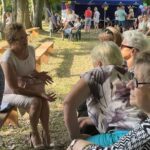 17.07.2021. Janik. Piknik rodzinny. Na zdjęciu (z lewej): poseł Agata Wojtyszek w rozmowie z mieszkańcami / Emilia Sitarska / Radio Kielce