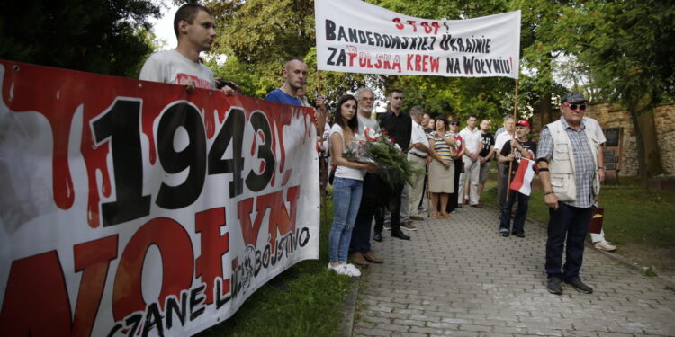 11.07.2016 Kielce. Upamiętnienie zbrodni wołyńskiej. Uczestnicy przeszli od katedry na cmentarz partyzancki. / Jarosław Kubalski / Radio Kielce