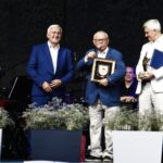 07.07.2021 Busko - Zdrój. Festiwal im. Krystyny Jamroz. Benefis kompozytora muzyki filmowej Henryka Kuźniaka. Na zdjęciu od lewej: burmistrz Buska - Zdroju Waldemar Sikora, Henryk Kuźniak i burmistrz Czeladzi Zbigniew Szaleniec / Jarosław Kubalski / Radio Kielce