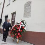 04.07.2021 Kielce. 75. rocznica pogromu kieleckiego. Złożenie kwiatów przy kamienicy na Plantach, gdzie w 1946 roku dokonano mordu na Żydach. Kwiaty składa doradca Prezydenta RP Tadeusz Deszkiewicz / Jarosław Kubalski / Radio Kielce