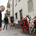 04.07.2021 Kielce. 75. rocznica pogromu kieleckiego. Złożenie kwiatów przy kamienicy na Plantach, gdzie w 1946 roku dokonano mordu na Żydach. Kwiaty składa wiceminister kultury, dziedzictwa narodowego i sportu Jarosław Selin / Jarosław Kubalski / Radio Kielce