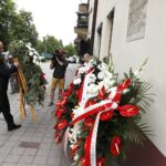 04.07.2021 Kielce. 75. rocznica pogromu kieleckiego. Złożenie kwiatów przy kamienicy na Plantach, gdzie w 1946 roku dokonano mordu na Żydach. Kwiaty składa wicewojewoda Rafał Nowak / Jarosław Kubalski / Radio Kielce