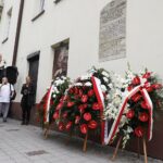 04.07.2021 Kielce. 75. rocznica pogromu kieleckiego. Złożenie kwiatów przy kamienicy na Plantach, gdzie w 1946 roku dokonano mordu na Żydach. Kwiaty składa wicewojewoda Rafał Nowak / Jarosław Kubalski / Radio Kielce
