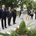 04.07.2021 Kielce. 75. rocznica pogromu kieleckiego. Złożenie kwiatów przy kamienicy na Plantach, gdzie w 1946 roku dokonano mordu na Żydach. Kwiaty składają w towarzystwie strażników miejskich prezydent Kielc Bogdan Wenta i przewodniczący rady miasta Jarosław Karyś / Jarosław Kubalski / Radio Kielce