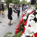 04.07.2021 Kielce. 75. rocznica pogromu kieleckiego. Złożenie kwiatów przy kamienicy na Plantach, gdzie w 1946 roku dokonano mordu na Żydach. Kwiaty składają naczelnik delegatury IPN w Kielcach Dorota Koczwańska-Kalita i dyrektor oddziału IPN w Krakowie Filip Musiał / Jarosław Kubalski / Radio Kielce