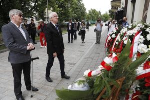 04.07.2021 Kielce. 75. rocznica pogromu kieleckiego. Złożenie kwiatów przy kamienicy na Plantach, gdzie w 1946 roku dokonano mordu na Żydach. Wieniec składają (od lewej): wiceprzewodniczący Zarządu Regionu Świętokrzyskiego NSZZ "Solidarność" Mieczysław Gójski oraz przewodniczący Zarządu Regionu Świętokrzyskiego NSZZ "Solidarność" Waldemar Bartosz / Jarosław Kubalski / Radio Kielce