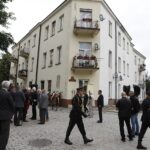 04.07.2021 Kielce. 75. rocznica pogromu kieleckiego. Złożenie kwiatów przy kamienicy na Plantach, gdzie w 1946 roku dokonano mordu na Żydach / Jarosław Kubalski / Radio Kielce