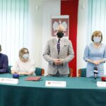 05.07.2021 Małogoszcz. Konferencja dotycząca dofinansowania budowy boisk przy szkołach w Kozłowie i Złotnikach. Na zdjęciu od lewej: Grzegorz Ludwicki - GB Technology S.C. , Iwona Szymkiewicz - skarbnik Miasta i Gminy Małogoszcz, Mariusz Piotrowski - burmistrz Małogoszcza i Anna Krupka - wiceminister kultury, dziedzictwa narodowego i sportu / Jarosław Kubalski / Radio Kielce