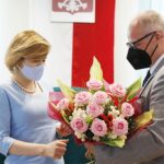 05.07.2021 Małogoszcz. Konferencja dotycząca dofinansowania budowy boisk przy szkołach w Kozłowie i Złotnikach. Anna Krupka - wiceminister kultury, dziedzictwa narodowego i sportu oraz Mariusz Piotrowski - burmistrz Małogoszcza / Jarosław Kubalski / Radio Kielce