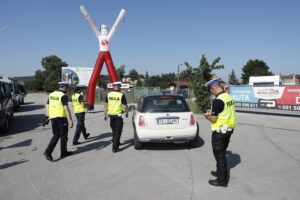 06.07.2021 Kielce. Policja. Akcja "Nie rozlewaj krwi na drodze". Policjanci zachęcali kierowców do oddawania krwi / Jarosław Kubalski / Radio Kielce