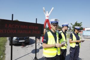 06.07.2021 Kielce. Policja. Akcja "Nie rozlewaj krwi na drodze". Policjanci zachęcali kierowców do oddawania krwi / Jarosław Kubalski / Radio Kielce