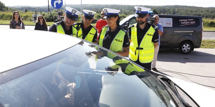 06.07.2021 Kielce. Policja. Akcja "Nie rozlewaj krwi na drodze". Policjanci zachęcali kierowców do oddawania krwi / Jarosław Kubalski / Radio Kielce