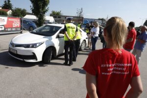 06.07.2021 Kielce. Policja. Akcja "Nie rozlewaj krwi na drodze". Policjanci zachęcali kierowców do oddawania krwi / Jarosław Kubalski / Radio Kielce