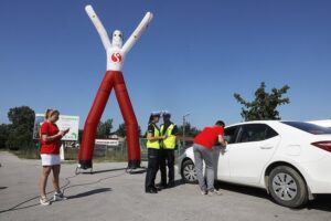 06.07.2021 Kielce. Policja. Akcja "Nie rozlewaj krwi na drodze". Policjanci zachęcali kierowców do oddawania krwi / Jarosław Kubalski / Radio Kielce