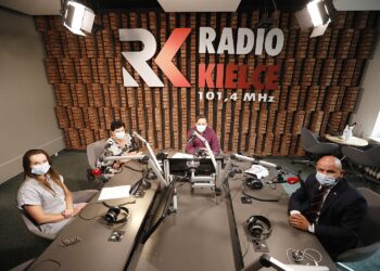 15.07.2021 radio Kielce. Punkty Widzenia. Na zdjęciu od lewej: młodszy Aspirant Joanna Żelezik - Wydział Ruchu Drogowego Komendy Wojewódzkiej Policji w Kielcach, dr Danuta Kossak - psycholog, Robert Szumielewicz - prowadzący audycję i Mariusz Gosek - poseł Klubu Prawa i Sprawiedliwości Solidarna Polska / Jarosław Kubalski / Radio Kielce