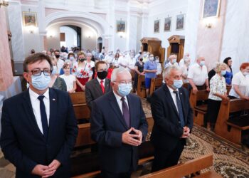 18.07.2021 Włoszczowa. Msza za Ojczyznę. Na zdjęciu od lewej: starosta włoszczowski Dariusz Czechowski, poseł Krzysztof Lipiec i przewodniczący Rady Powiatu Włoszczowskiego Zbigniew Matyśkiewicz / Jarosław Kubalski / Radio Kielce