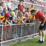 18.07.2021. Kielce. Prezentacja zawodników Korony Kielce w nowych strojach. Na zdjęciu Mario Zebic / Jarosław Kubalski / Radio Kielce