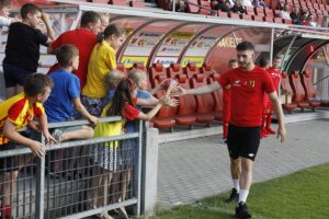 18.07.2021. Kielce. Prezentacja zawodników Korony Kielce w nowych strojach. Na zdjęciu Jakub Łukowski / Jarosław Kubalski / Radio Kielce