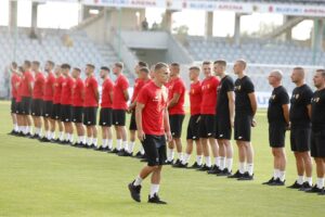 18.07.2021. Kielce. Prezentacja zawodników Korony Kielce w nowych strojach. Na zdjęciu Jakub Górski / Jarosław Kubalski / Radio Kielce