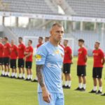 18.07.2021. Kielce. Prezentacja zawodników Korony Kielce w nowych strojach. Na zdjęciu Konrad Forenc  / Jarosław Kubalski / Radio Kielce