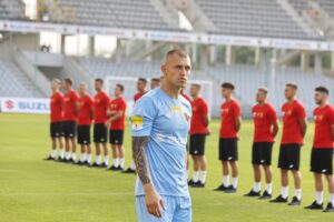 18.07.2021. Kielce. Prezentacja zawodników Korony Kielce w nowych strojach. Na zdjęciu Konrad Forenc / Jarosław Kubalski / Radio Kielce