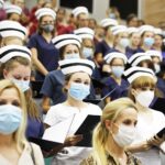 20.07.2021 Kielce. Collegium Medicum UJK. Czepkowanie nowych pielęgniarek i położnych / Jarosław Kubalski / Radio Kielce