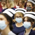 20.07.2021 Kielce. Collegium Medicum UJK. Czepkowanie nowych pielęgniarek i położnych / Jarosław Kubalski / Radio Kielce