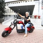 22.07.2021. Kielce. Przekazanie skutera od Radia Kielce. Na zdjęciu: Katarzyna Mochocka - laureatka wakacyjnego konkursu Radia Kielce / Jarosław Kubalski / Radio Kielce