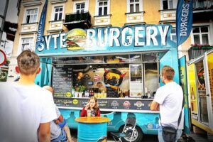 22.07.2021 Kielce. Food trucki na ulicy Sienkiewicza / Jarosław Kubalski / Radio Kielce