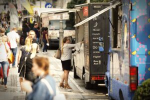 22.07.2021 Kielce. Food trucki na ulicy Sienkiewicza / Jarosław Kubalski / Radio Kielce