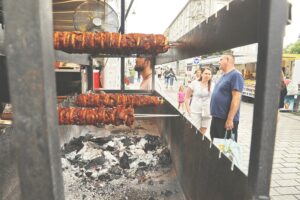 22.07.2021 Kielce. Food trucki na ulicy Sienkiewicza / Jarosław Kubalski / Radio Kielce