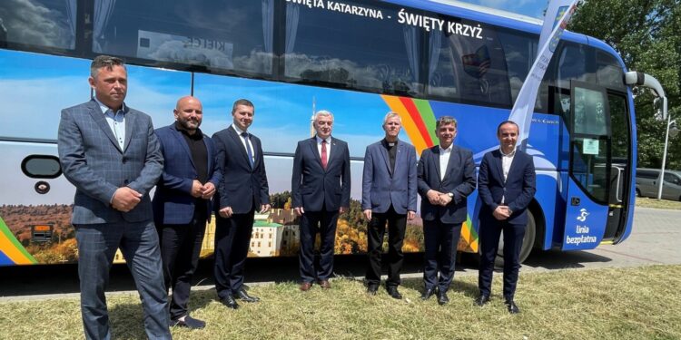 02.03.2021. Kielce. Konferencja dotycząca bezpłatnego połączenia na Święty Krzyż. Na zdjęciu (od lewej):