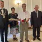 12.07.2021. Mirzec. Jubileusz Złotych Godów. Na zdjęciu (od lewej): Mirosław Seweryn - wójt gm. Mirzec,  Leokadia i Józef Nowakowie - małżonkowie, Krzysztof Lipiec - poseł PiS / Anna Głąb / Radio Kielce