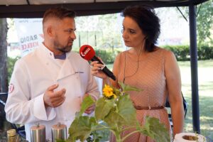 29.07.2021. Letnia kuchnia Radia Kielce. Mięsny czwartek. Na zdjęciu Konrad Stokowiec - szef kuchni restauracji Willa Hueta i Magdalena Sitek - Radio Kielce / Anna Kwapisz / Radio Kielce