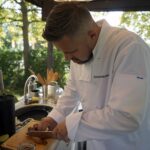 29.07.2021. Letnia kuchnia Radia Kielce. Mięsny czwartek. Na zdjęciu Konrad Stokowiec - szef kuchni restauracji Willa Hueta / Anna Kwapisz / Radio Kielce